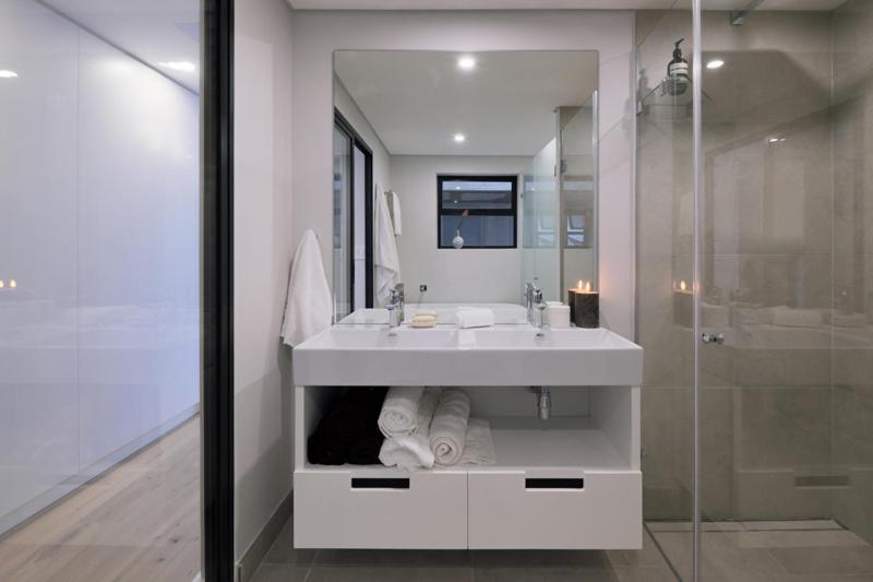 Stylish, Sea Point Apartment W Parking Apartment